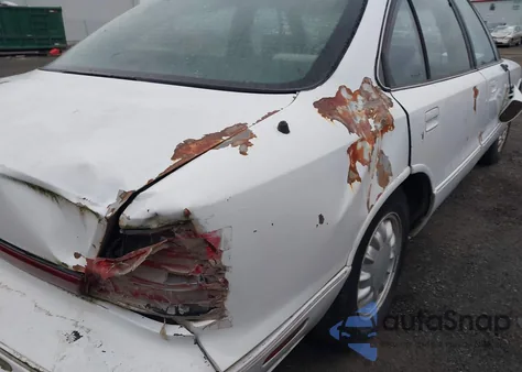 1996 Oldsmobile 88 Ls z USA, uszkodzony, nr VIN 1G3HN52K7T4834277